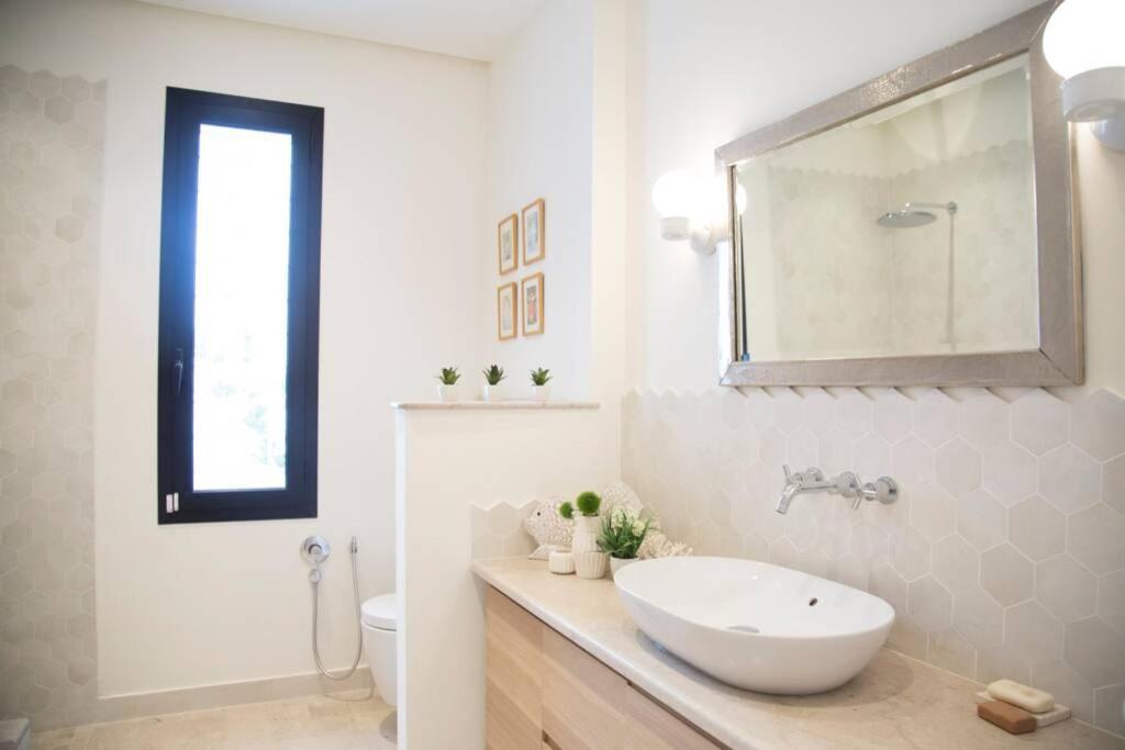 Les Verrieres De Gammarth: Moderne +piscine